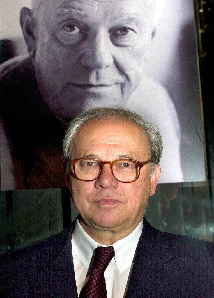 Der Verleger Hubert Burda steht in Offenburg vor einem Foto seines Vaters Franz Burda (Archivfoto vom 24.2.2003).