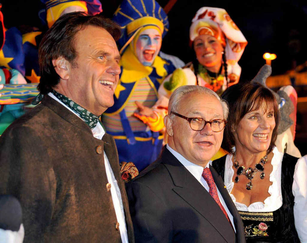 Roland Mack, Geschftsfhrer des Europaparks Rust, feiert am 12.10.2009 im Europa-Park mit Verleger Hubert Burda (M) und seiner Frau Marianne Mack seinen 60. Geburtstag.