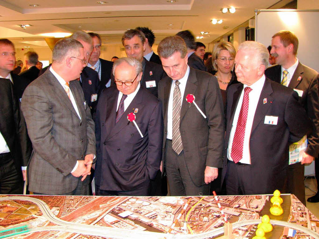 Der Weiler OB  Dietz stand  im April 2009 Hubert Burda,  Ministerprsident Gnther Oettinger sowie  Charles Bttner, Prsident des Conseil Gneral du Haut-Rhin, (von links) am Modell der Stadt und der Dreilnderbrcke Rede und Antwort