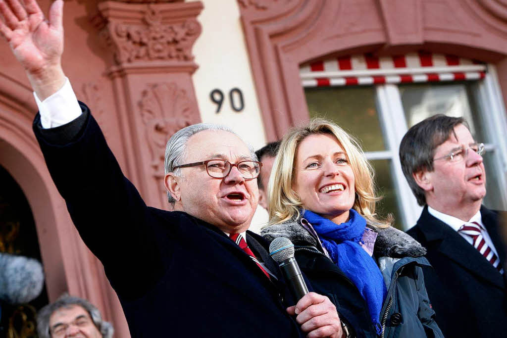 Bambi 2008: Hubert Burda und Maria Furtwngler begren die Massen vor dem Rathaus.