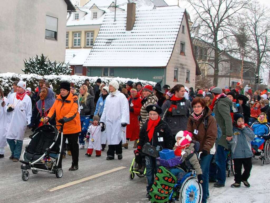 Viele  viele hundert Teilnehmer  nahmen trotz eisiger Temperaturen am   Glimpenheimer Kinderumzug teil.