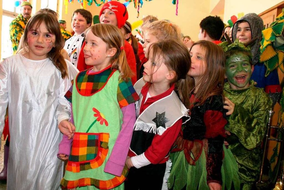 Narren schließen Schulen und das Rathaus in Görwihl. (Foto: Peter Schütz) Narren schließen Schulen und das Rathaus in Görwihl. (Foto: Peter Schütz)