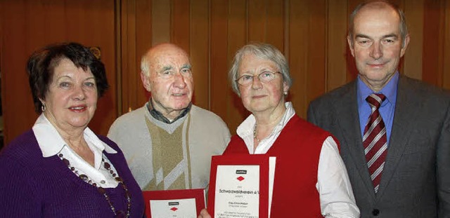 25 Jahre gut zu Fu: Klara und Georg R...ika Weber, Vorsitzender Herbert Beck.   | Foto: Elfriede Mosmann