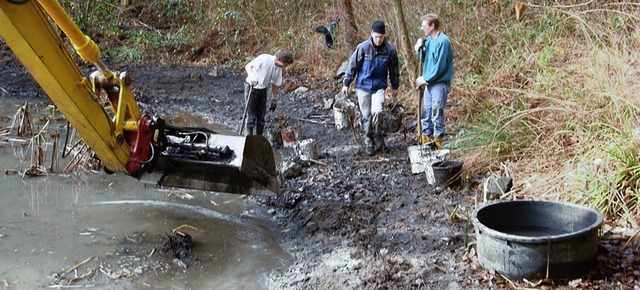 Umweltaktion am Teich unterhalb des Bruder-Klaus-Krankenhauses.   | Foto: Constanze Schellenberger