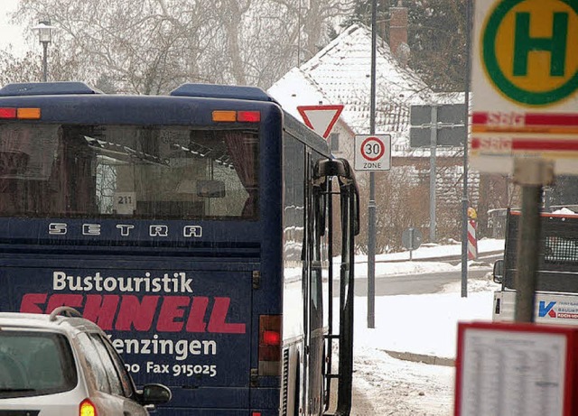Busabfahrt vor dem Merk-Areal in Emmendingen (11.20 Uhr).  | Foto: Marius Alexander