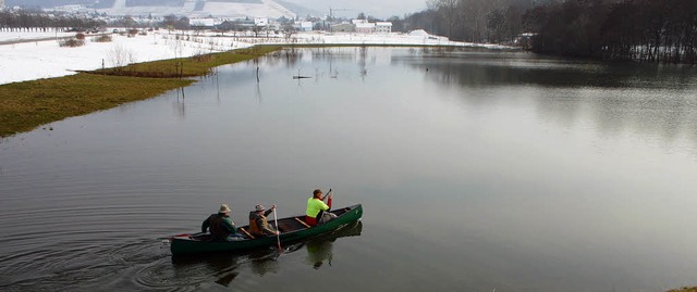 Drei Mnner und  ein Boot: Stadtrat  P...org Eisele huldigten dem Wassersport.   | Foto: Fotos: Sabine Model