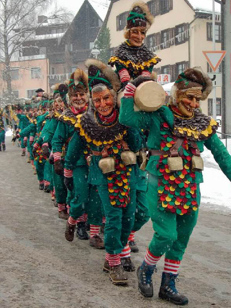 Die Lenzkircher Dangele tragen den Narrenbaum zum aufstellen.