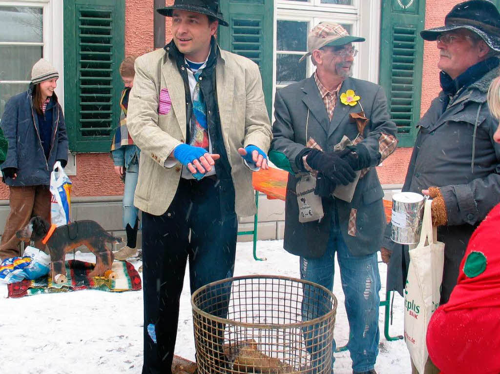 Lenzkirchs Brgermeister Reinhard Feser wrmt sich bei eisiger Klte die Finger ber dem Feuer.