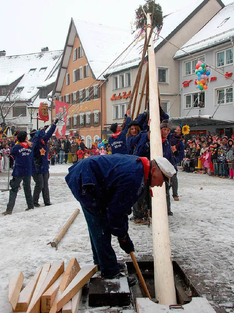 Narrenbaumstellen in Lffingen.