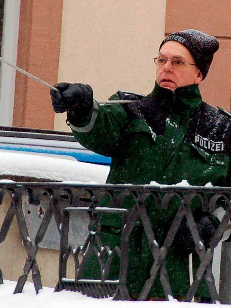 Polizei-Vize Klemens Laule hilft beim Baumstellen in Neustadt mit.