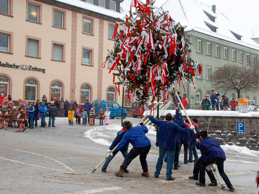 Narrenbaumstellen in Neustadt.