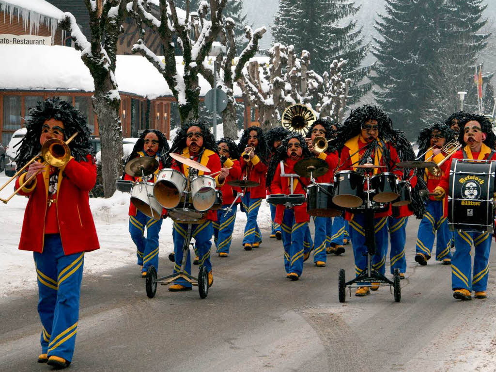 Die Guggenmusikgruppe Hfelochbltzer beim Fasnachtsauftakt in Titisee.