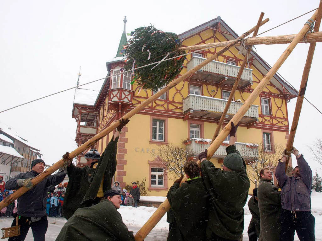 Die Betzitglunki stellen in St. Mrgen vor der Goldenen Krone der Narrenbaum auf.