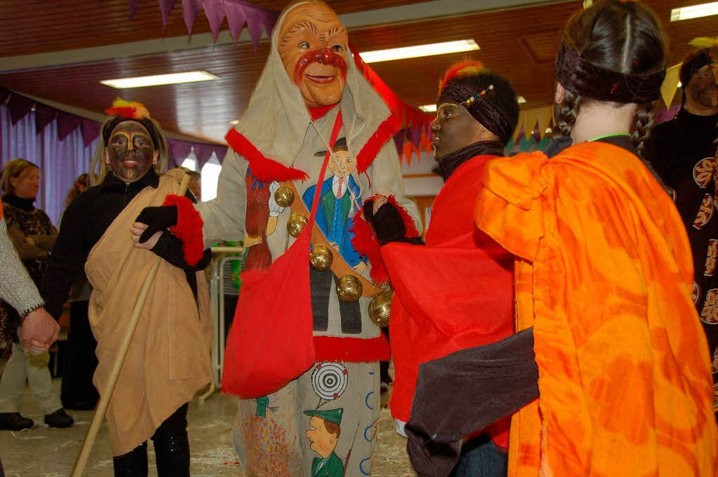 Die Narren in Lffingen-Gschweiler haben auch die Schler und Kindergartenkinder befreit.