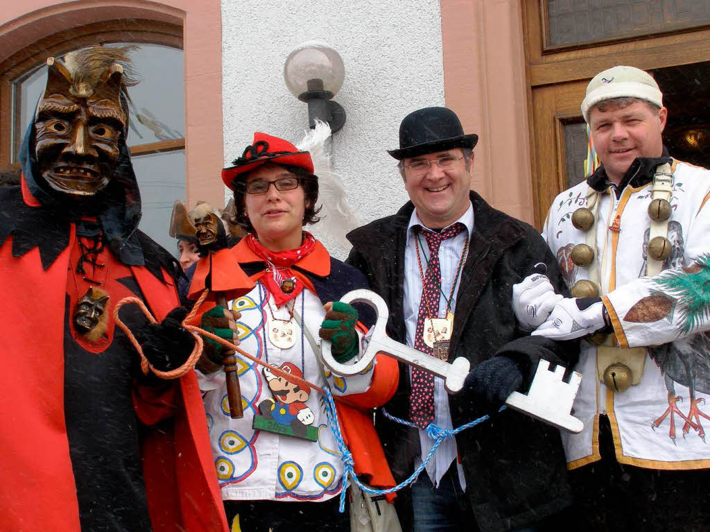 Teufel, Wurzelbrder und Narrenmutter setzen den Brgermeister  (zweiter von rechts) ab und nehmen den Rathausschlssel an sich.