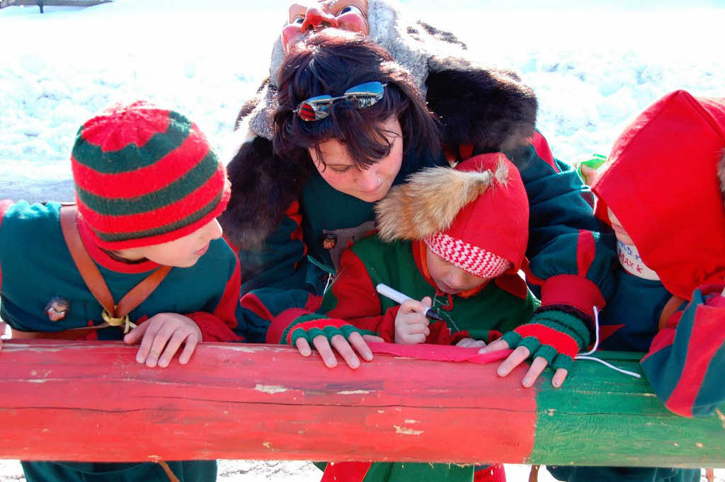 Kinder schmcken den Narrenbaum in Titisee