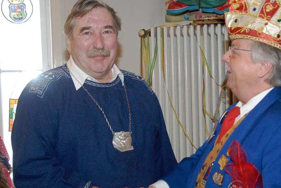 Für seinen Vortrag beim Schalk im Turm erhielt Ehrenzunftobermeister Roland Glück den Jahresorden. (Foto: Ingrid Böhm-Jacob) Für seinen Vortrag beim Schalk im Turm erhielt Ehrenzunftobermeister Roland Glück den Jahresorden. (Foto: Ingrid Böhm-Jacob)