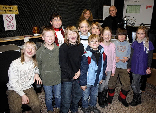 Die elf Kinder der Klasse 3b der Hebel... Margret Schoch und Klaus Kipfmller.   | Foto: Heiner Fabry