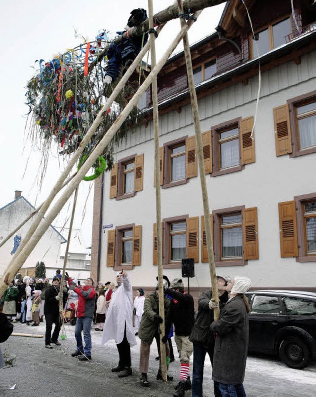 Der Narrenbaum steht, die Fasent kann losgehen.   | Foto: Breithaupt