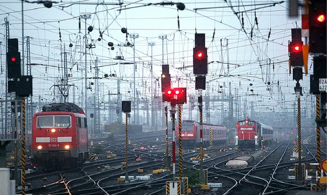 Stopp: Die Bahn soll nicht an die Brse fahren, sagt der neue Verkehrsminister.  | Foto: ddp