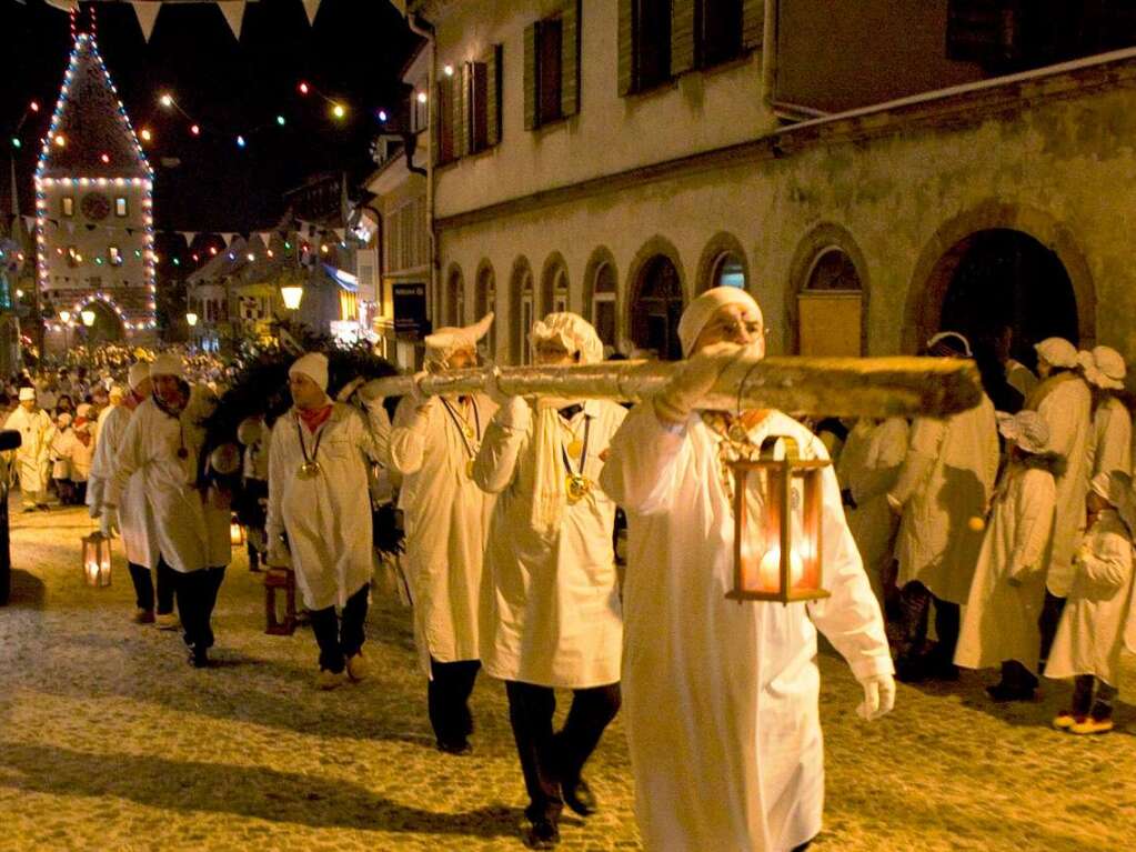 Der Narrenbaum - Symbol der nrrischen Macht in den nchsten Tagen - wird von den Zunftmeistern durch die Stadt getragen.