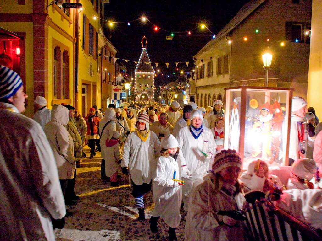 Trotz Schnee und eisigem Wind  zogen am Donnerstagabend wieder tausende Hemdglunker durch Endingen.