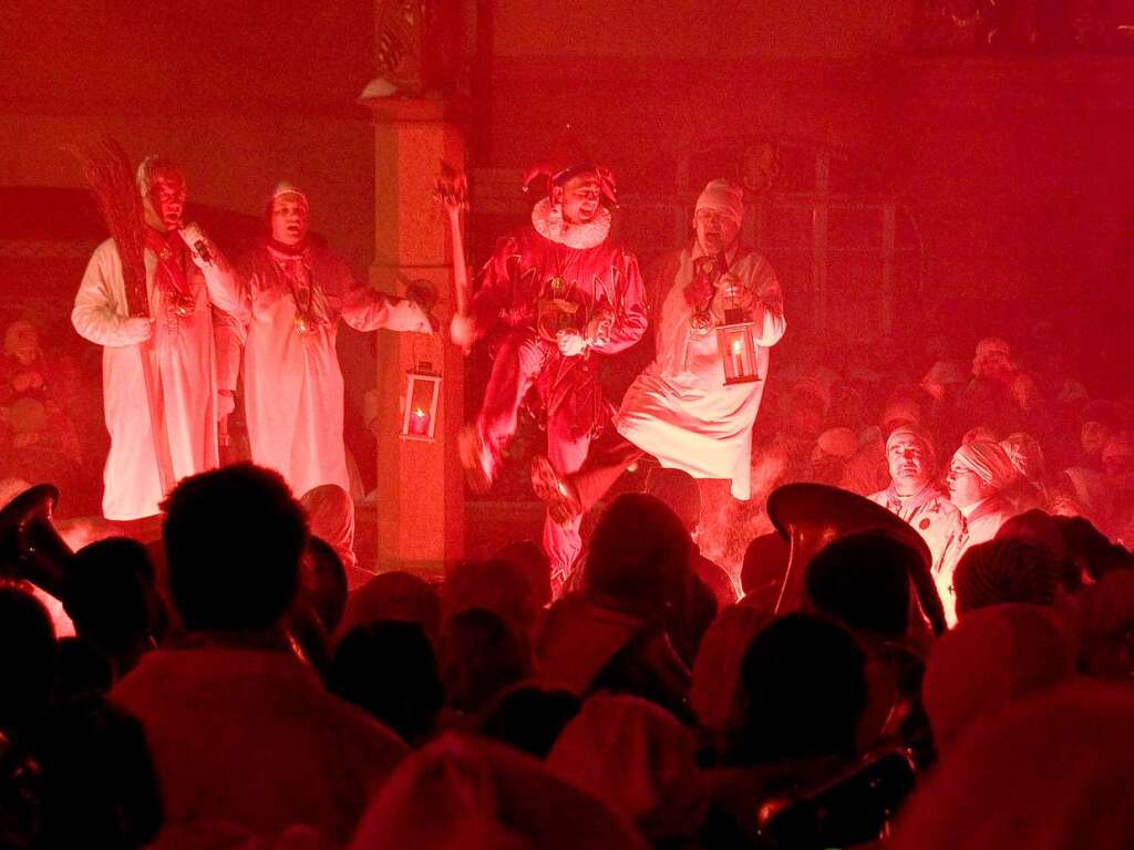 Oberzunftmeister, Zeremonienmeister und Besenmann locken untersttzt von der riesigen Hemdglunkerschar den Jokili aus dem Rathausbrunnen.