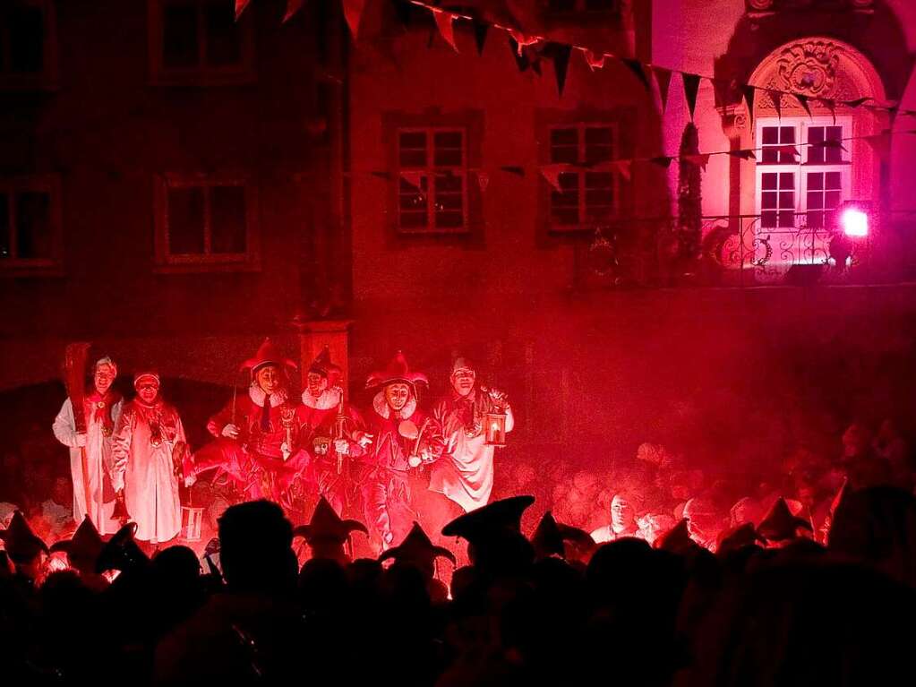 Freudentanz auf dem Rathausbrunnen: Die Endinger Fasnet hat endlich begonnen.