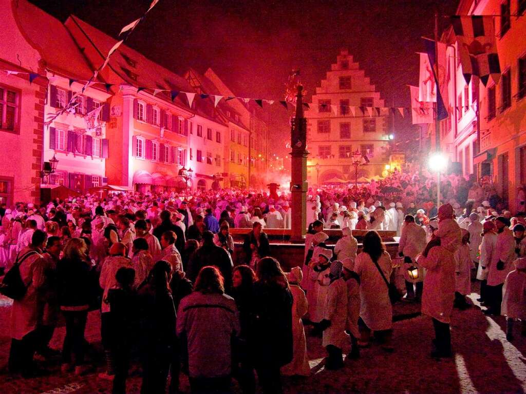 Tausende von Hemdglunkern bevlkerten nach dem Zeremoniell am Brunnen den in jokili-rotes Licht getauchten Marktplatz und die Endinger Innenstadt.