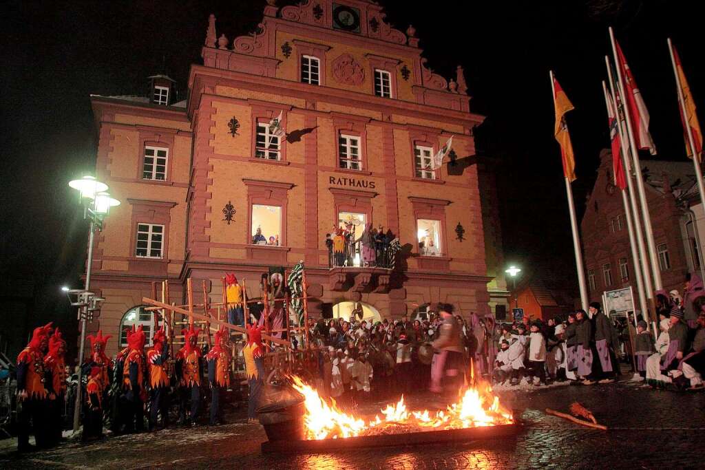 In Erwartung des Hexensprungs: Loderndes Feuer vor dem Herbolzheimer Rathaus
