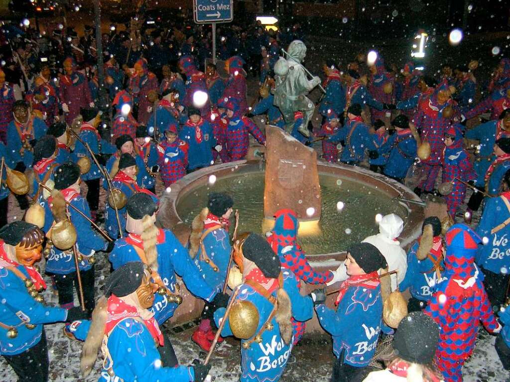 Fasnachtserffnung in Kenzingen: Tanz um den Welle-Bengel Brunnen im Schneetreiben.