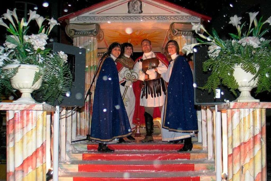 Triumphaler Einzug im Schneetreiben: Cäsar und Cleopatra übernehmen die Herrschaft im närrischen Rigola. (Foto: Helmut Hassler) Triumphaler Einzug im Schneetreiben: Cäsar und Cleopatra übernehmen die Herrschaft im närrischen Rigola. (Foto: Helmut Hassler)