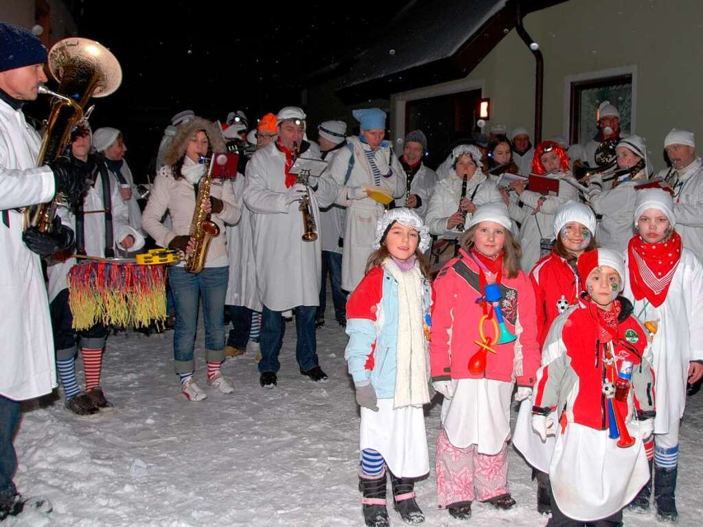 Groe und kleine Narren beim Hemdglunkerumzug in Jechtingen.