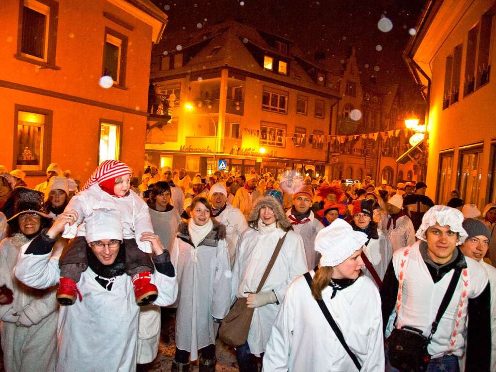 Die Narren ziehen frhlich durch Waldkirch.