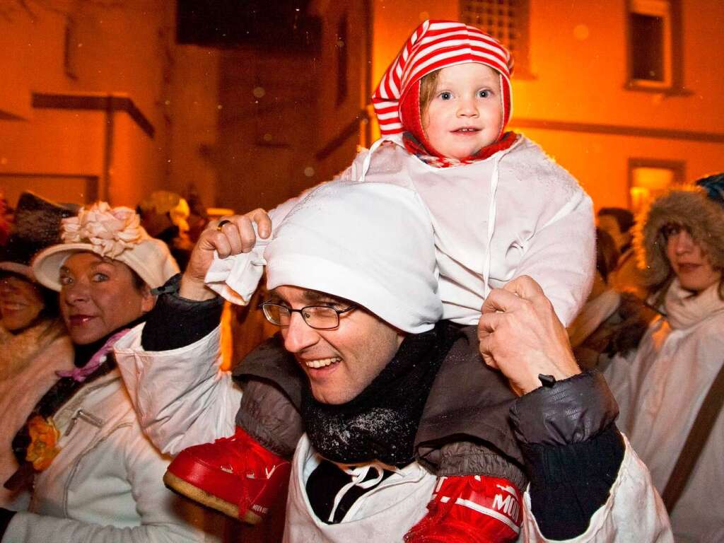 Die Narren ziehen frhlich durch Waldkirch.