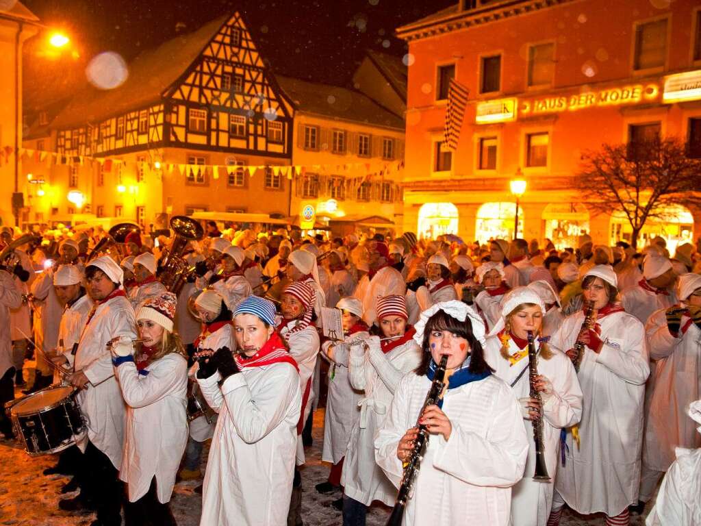 Die Narren ziehen frhlich durch Waldkirch.