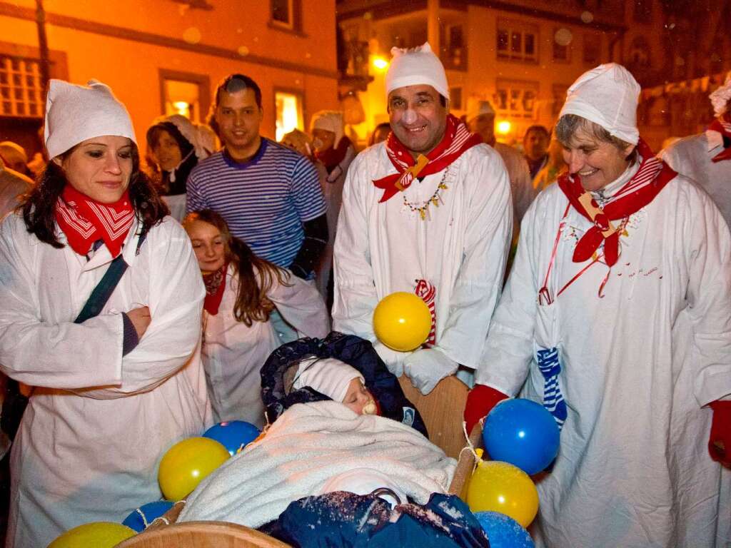 Die Narren ziehen frhlich durch Waldkirch.