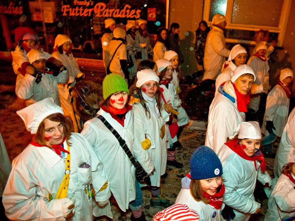 Die Narren ziehen frhlich durch Waldkirch.