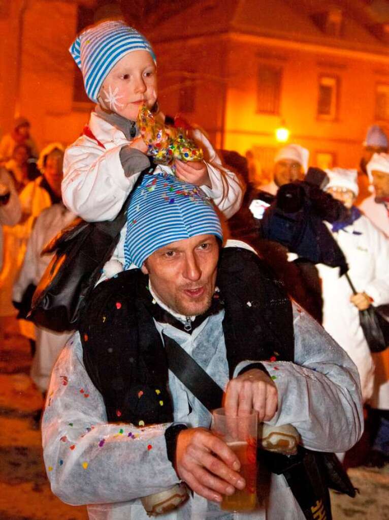 Die Narren ziehen frhlich durch Waldkirch.