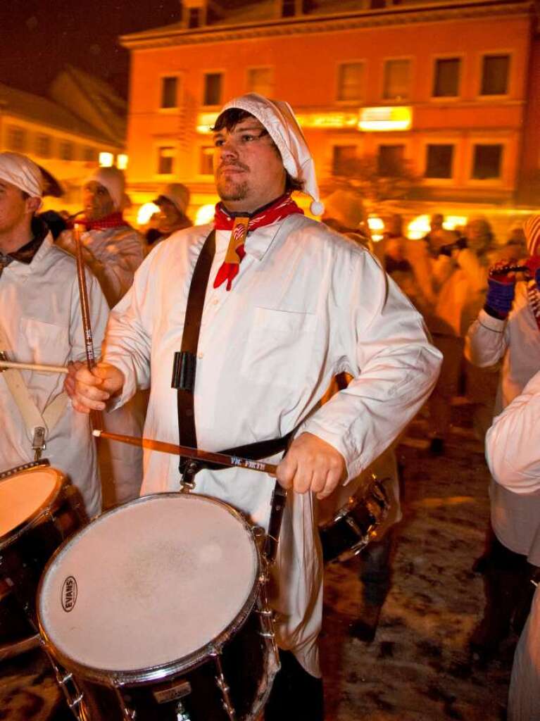 Die Narren ziehen frhlich durch Waldkirch.