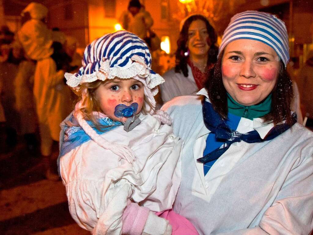 Die Narren ziehen frhlich durch Waldkirch.