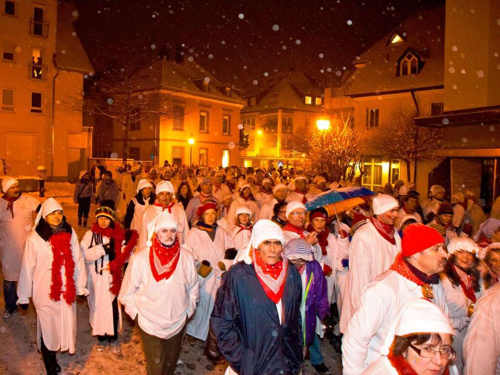 Die Narren ziehen frhlich durch Waldkirch.