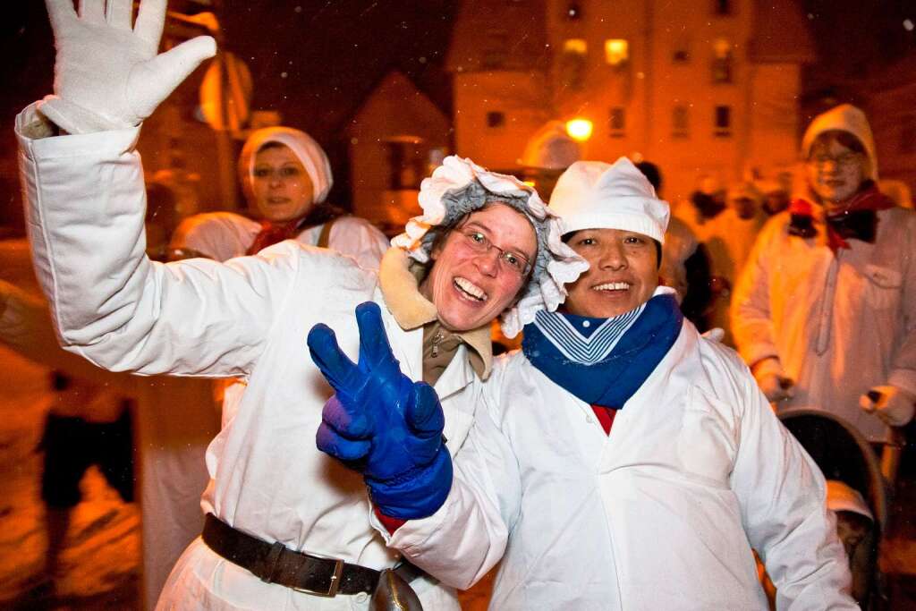 Die Narren ziehen frhlich durch Waldkirch.