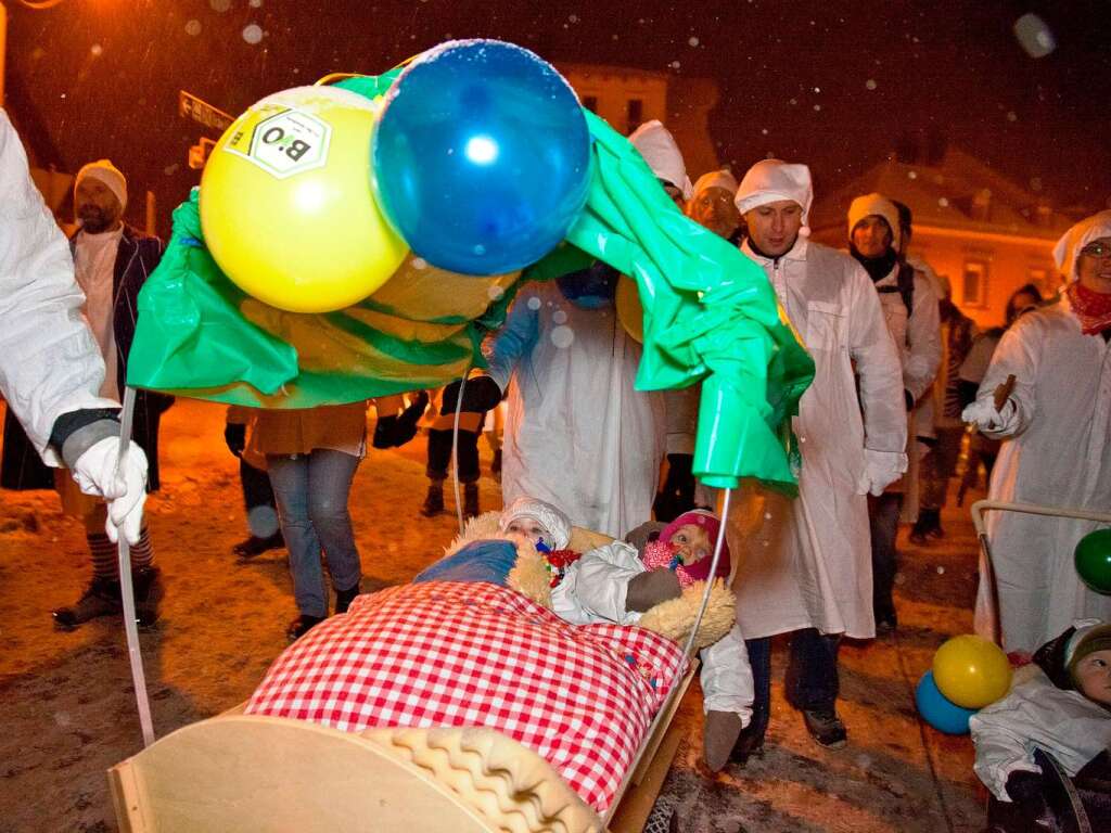 Die Narren ziehen frhlich durch Waldkirch.