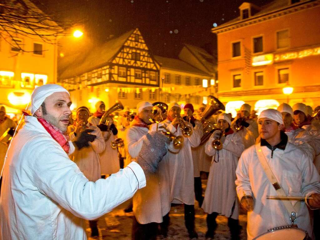 Die Narren ziehen frhlich durch Waldkirch.