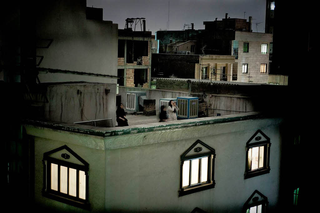 Den ersten Platz in der Kategorie "Pressefoto  2009" geht an den Fotografen Pietro Masturzo aus Italien. Sein Bild zeigt Frauen, die bei den Demonstrationen in Teheran im Juni vergangenen Jahres auf einem Dach stehen und Protestparolen rufen.