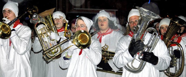 Im weien Nachtgewand fhrten die Stadtmusiker den Hemdglunkerumzug an.   | Foto: Juliane Khnemund