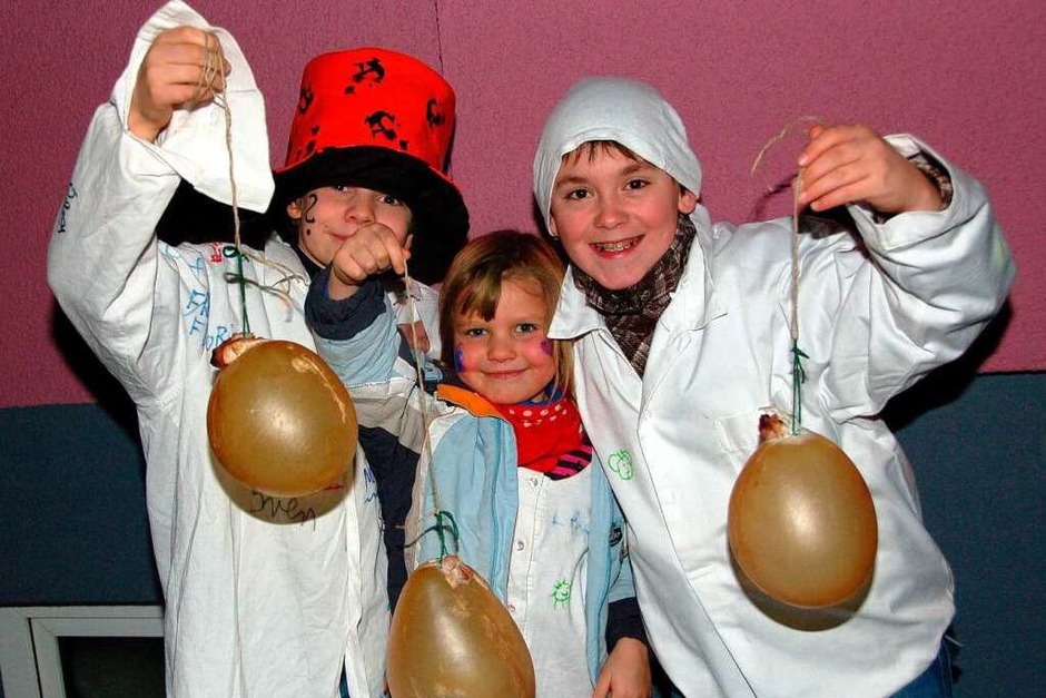 Saubloodere werden in Todtnau vor Beginn des Hemdglunkiumzugs verteilt, da schlagen alle gerne zu. (Foto: Karin Maier) Saubloodere werden in Todtnau vor Beginn des Hemdglunkiumzugs verteilt, da schlagen alle gerne zu. (Foto: Karin Maier)