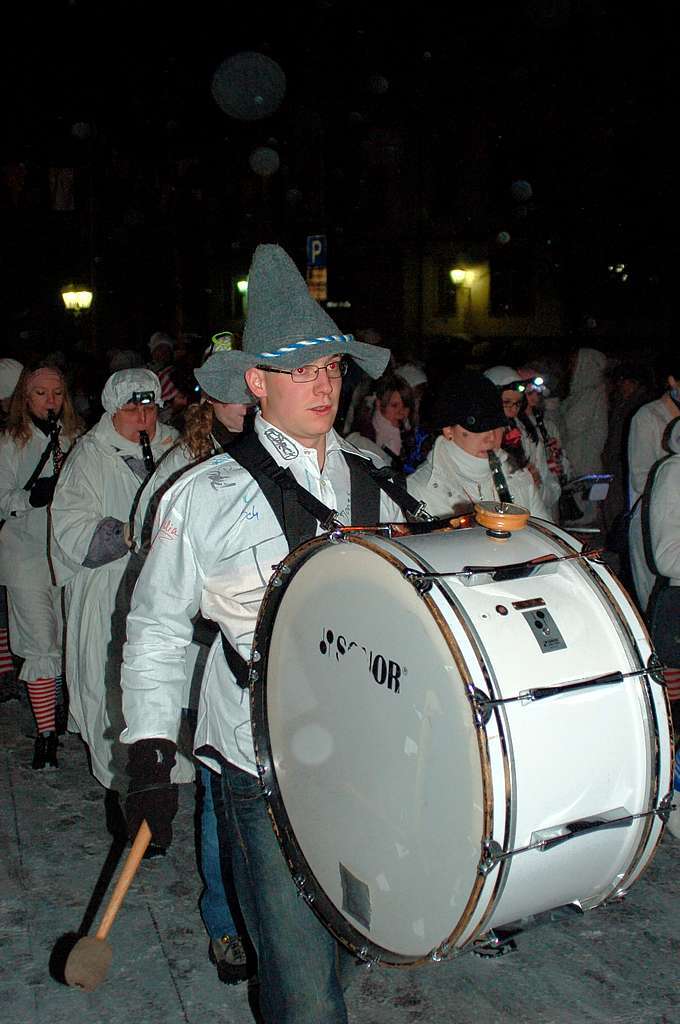 Die Stadtmusik fhrte den Hemdglunki Umzug in Schnau an.