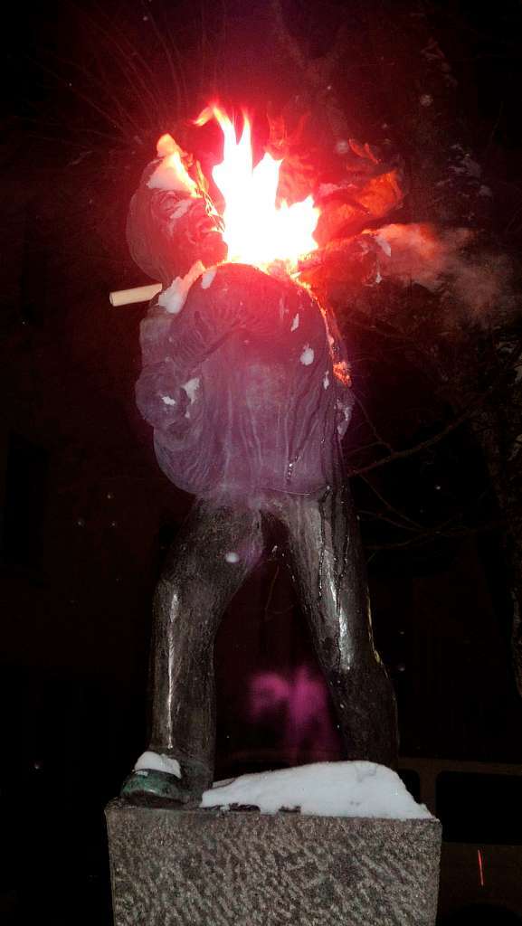 Auch der Frige Marcher auf dem Narrenbrunnen ist Feuer und Flamme fr die Zeller Fasnacht.